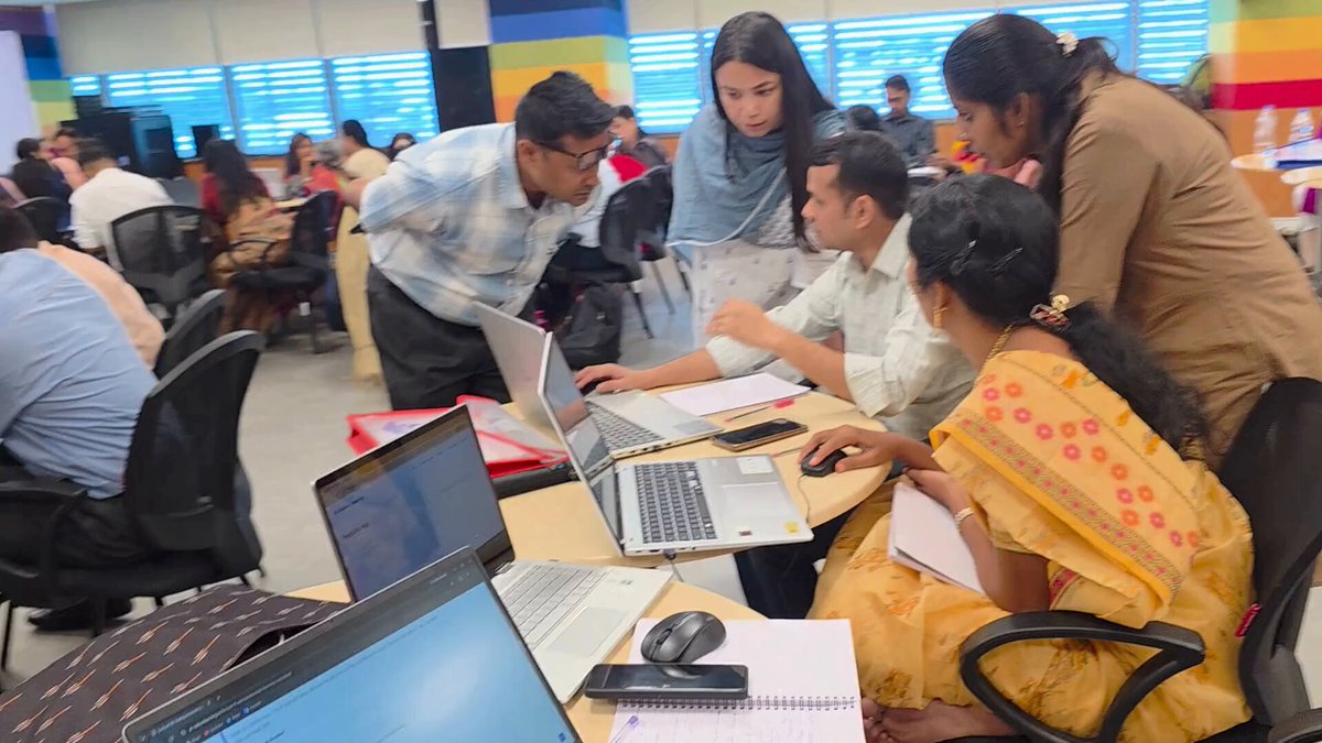 Educators participating in a Physics learning workshop